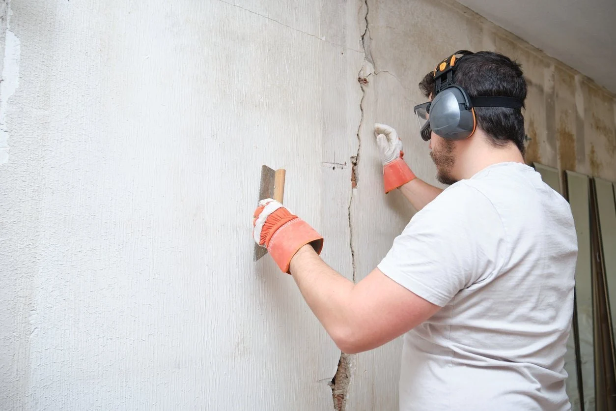 Cracks or spalling concrete in exterior walls